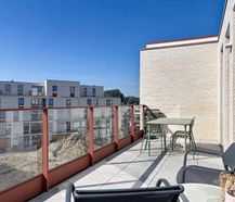 Dakappartement met 2 slaapkamers, garage en dubbel terras te Roeselare.