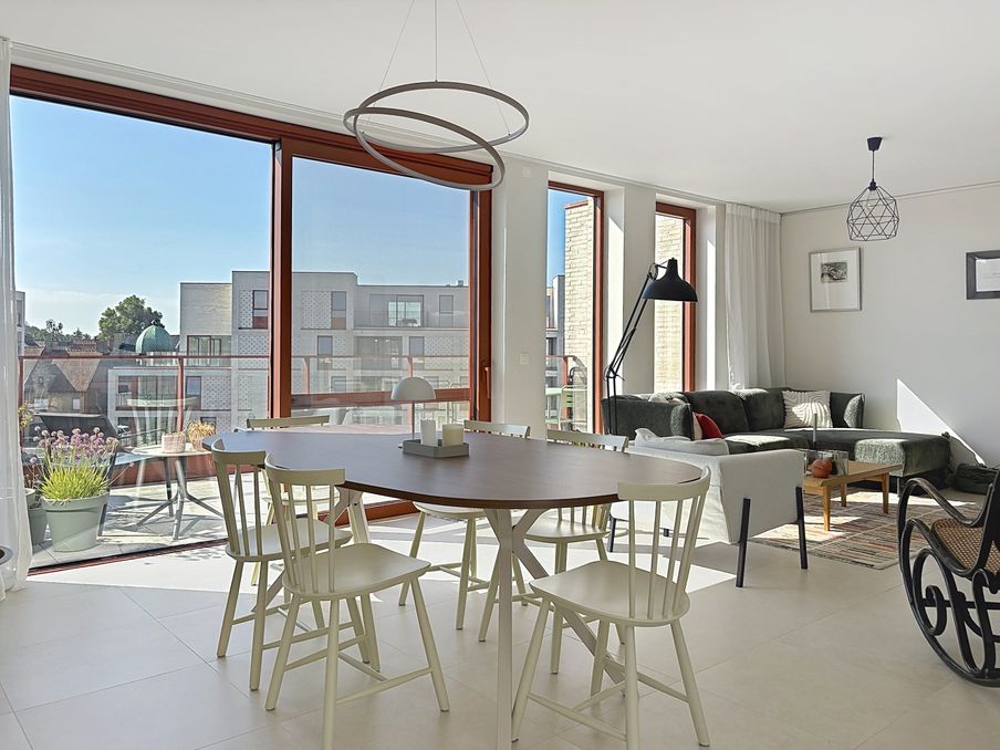 Dakappartement met 2 slaapkamers, garage en dubbel terras te Roeselare.