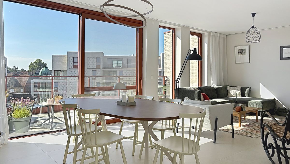 Dakappartement met 2 slaapkamers, garage en dubbel terras te Roeselare.