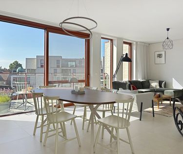 Dakappartement met 2 slaapkamers, garage en dubbel terras te Roeselare.