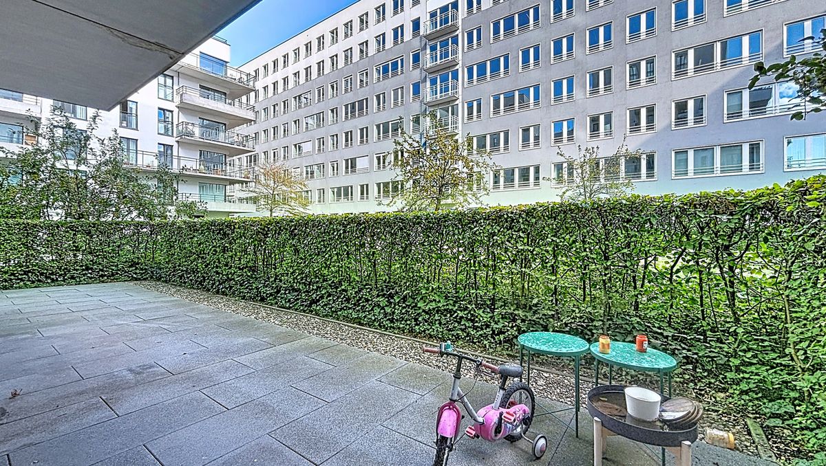 Spacious apartment with 40 m² terrace for rent on the canal