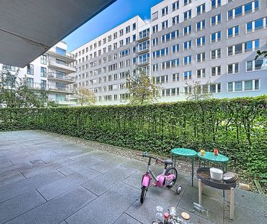 Spacious apartment with 40 m² terrace for rent on the canal