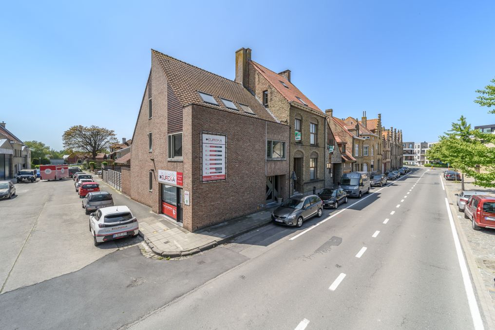 Woning met 5 slaapkamers, 2 badkamers en tuin te huur in Veurne.