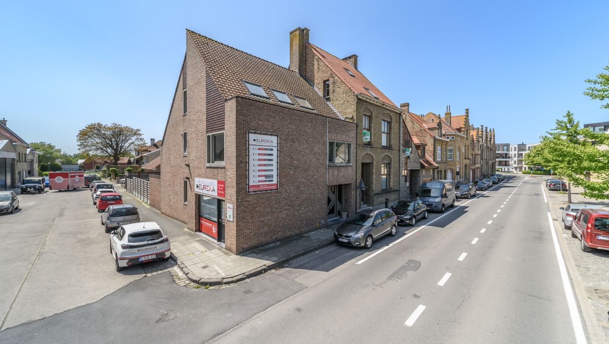 Woning met 5 slaapkamers, 2 badkamers en tuin te huur in Veurne.