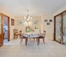 Appartement met drie slaapkamers en ruim terras.