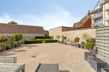 Appartement met drie slaapkamers en ruim terras.