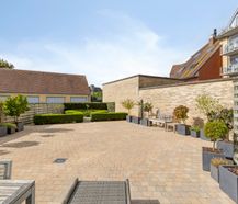 Appartement met drie slaapkamers en ruim terras.
