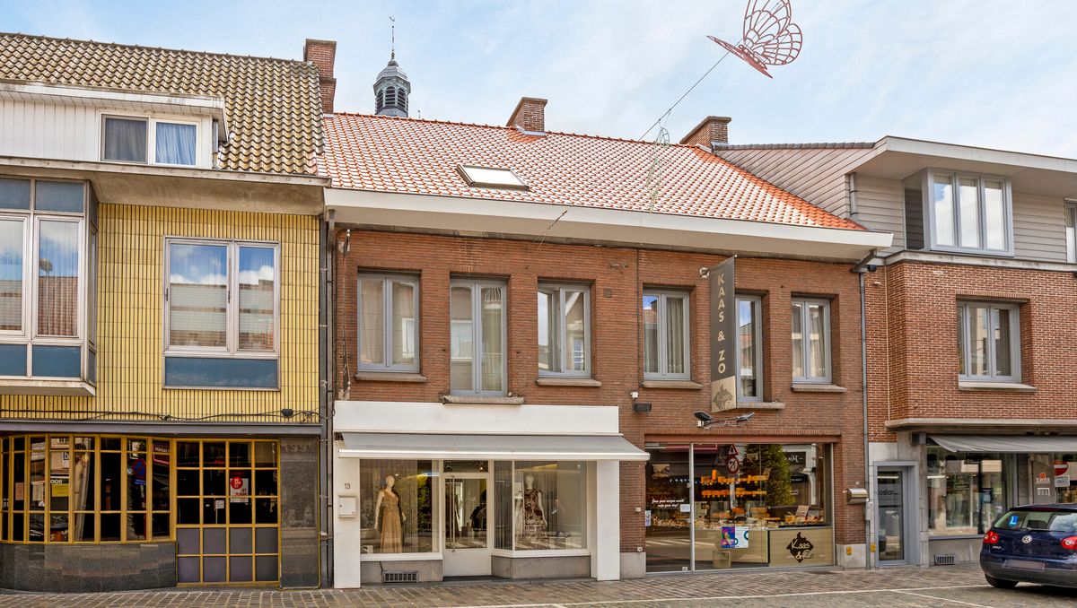 Handelspand met mogelijkheid tot woonst van ca. 163m² nabij de Grote Markt van Roeselare.