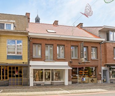 Handelspand met mogelijkheid tot woonst van ca. 163m² nabij de Grote Markt van Roeselare.