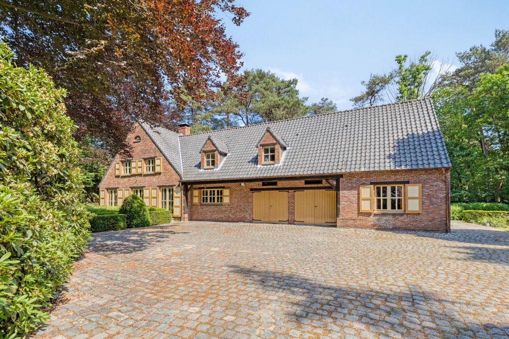 Karaktervolle villa met bijgebouw te koop in Schilde