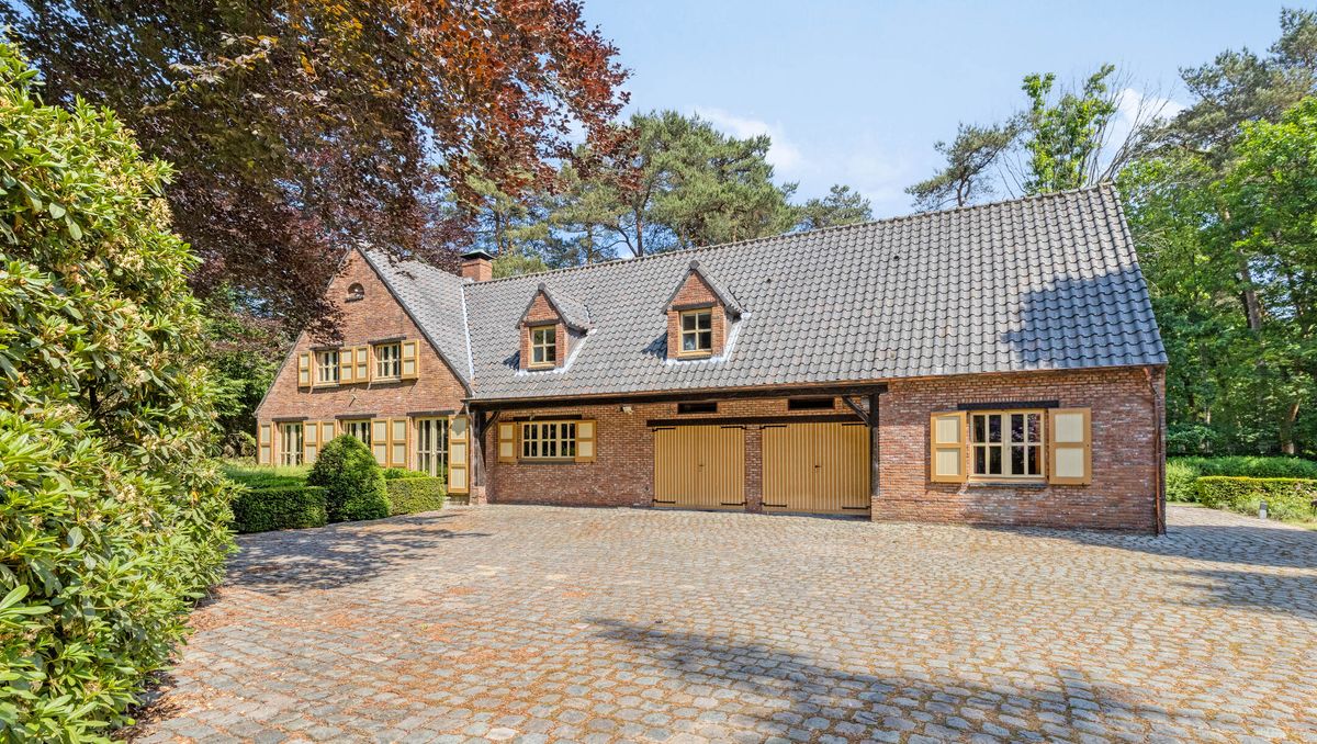 Karaktervolle villa met bijgebouw te koop in Schilde