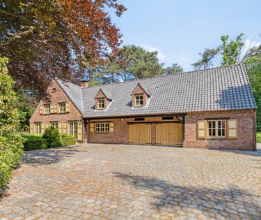 Karaktervolle villa met bijgebouw te koop in Schilde