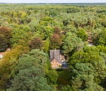 Karaktervolle villa met bijgebouw te koop in Schilde