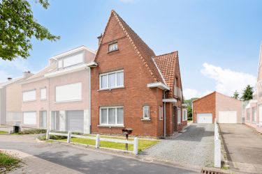 Te renoveren halfopen bebouwing met garage in Kruibeke 