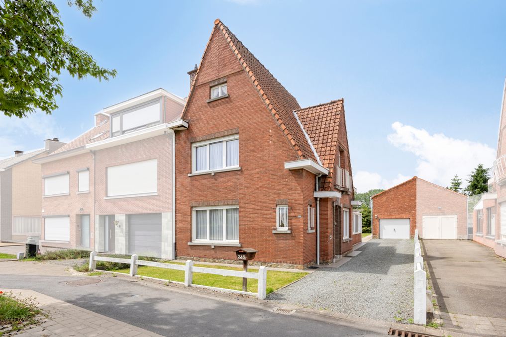 Te renoveren halfopen bebouwing met garage in Kruibeke 