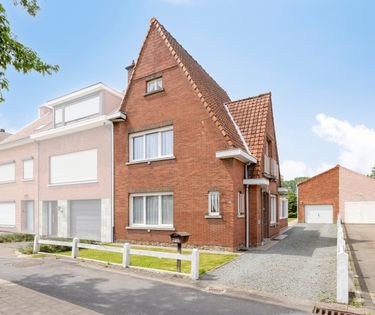 Te renoveren halfopen bebouwing met garage in Kruibeke