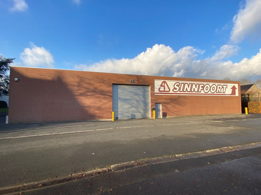 Warehouse on a commercial location near exit E403 in Roeselare