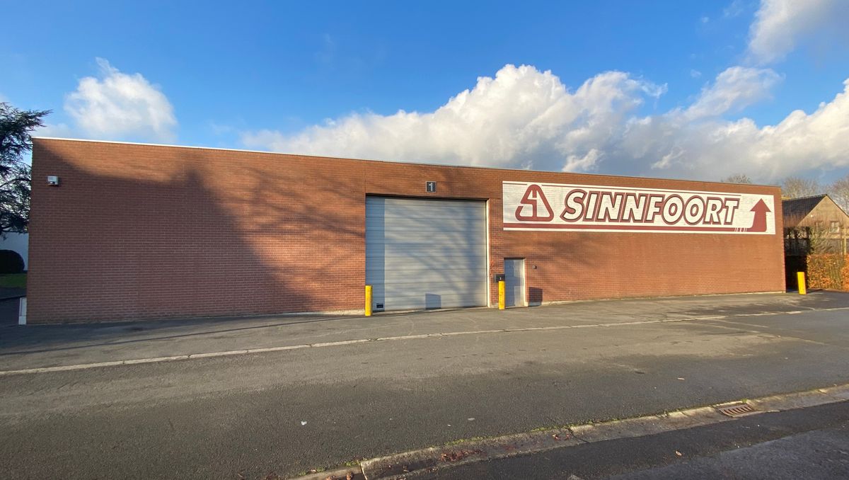 Warehouse on a commercial location near exit E403 in Roeselare