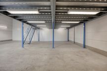 Entrepôt prêt à emménager (205 m²) avec bureau et mezzanine (67 m²) 