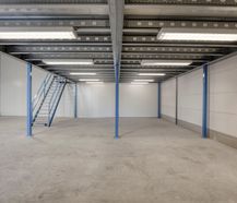 Entrepôt prêt à emménager (205 m²) avec bureau et mezzanine (67 m²)