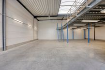 Entrepôt prêt à emménager (205 m²) avec bureau et mezzanine (67 m²) 