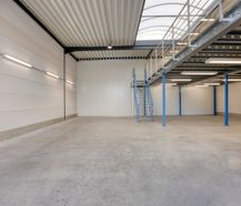 Entrepôt prêt à emménager (205 m²) avec bureau et mezzanine (67 m²)