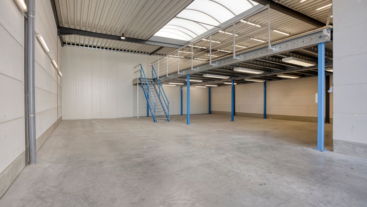 Entrepôt prêt à emménager (205 m²) avec bureau et mezzanine (67 m²)