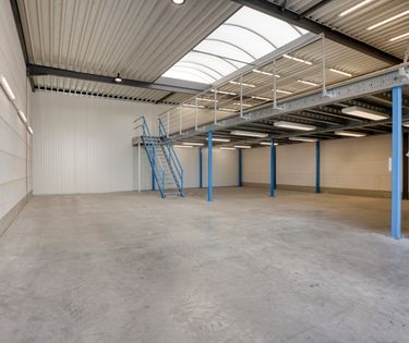 Entrepôt prêt à emménager (205 m²) avec bureau et mezzanine (67 m²)
