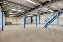 Entrepôt prêt à emménager (205 m²) avec bureau et mezzanine (67 m²) 