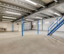 Entrepôt prêt à emménager (205 m²) avec bureau et mezzanine (67 m²)