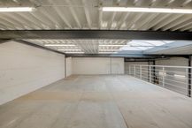Entrepôt prêt à emménager (205 m²) avec bureau et mezzanine (67 m²) 