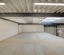 Entrepôt prêt à emménager (205 m²) avec bureau et mezzanine (67 m²)
