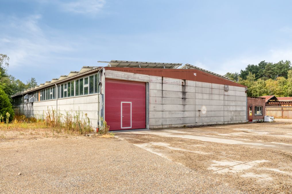 Ruime bedrijfshal van ca. 900 m² te huur op toplocatie in Genk