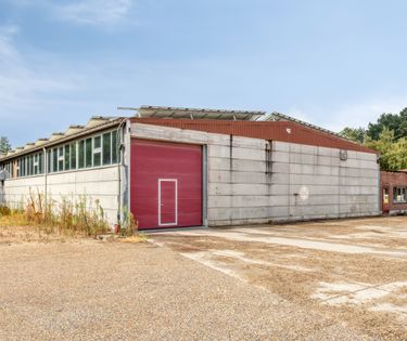 Ruime bedrijfshal van ca. 900 m² te huur op toplocatie in Genk