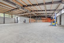 Ruime bedrijfshal van ca. 900 m² te huur op toplocatie in Genk