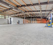 Ruime bedrijfshal van ca. 900 m² te huur op toplocatie in Genk