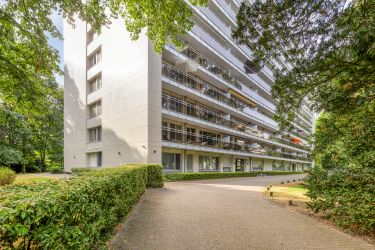 Lichtrijk appartement met ruim terras te koop in Berchem