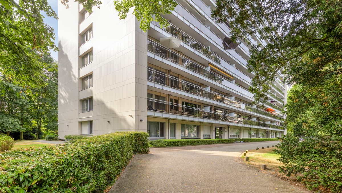 Lichtrijk appartement met ruim terras te koop in Berchem