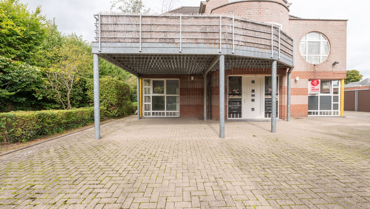 Ready to move into commercial ground floor in a prime location in the heart of Grimbergen