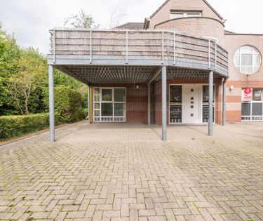Ready to move into commercial ground floor in a prime location in the heart of Grimbergen