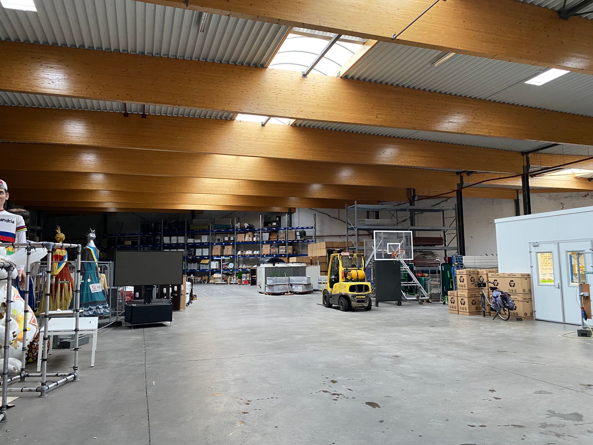Magazijn met bureel te huur in Guido Gezellelaan 6, Roeselare - Dewaele